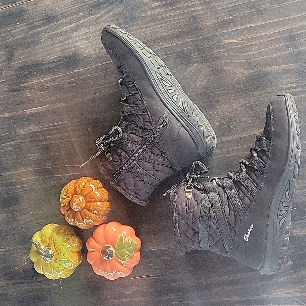 Sketchers 7.5 black low bootie Women's Easy Going Moro Street Lace Up Boot